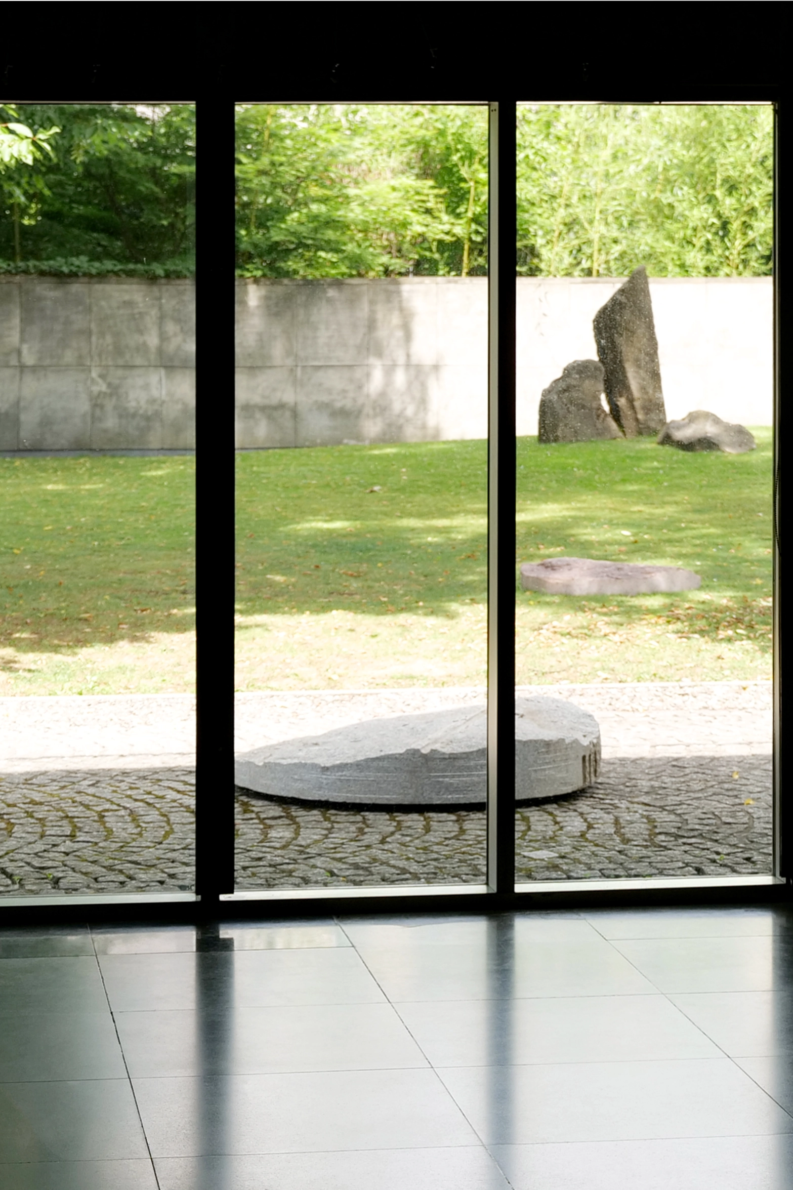 Ewa Wes Wesołowska’s "Primes" installation at the Manggha Museum, combining granite sculptures with video projections of subatomic particle traces.