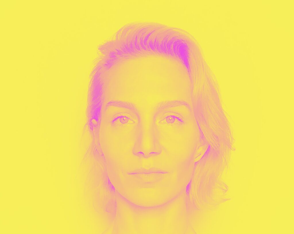 Portret Ewy Wes (dawniej Ewa Wesołowska), rzeźbiarki i artystki wizualnej, której instalacje badają czas, pamięć i percepcję.